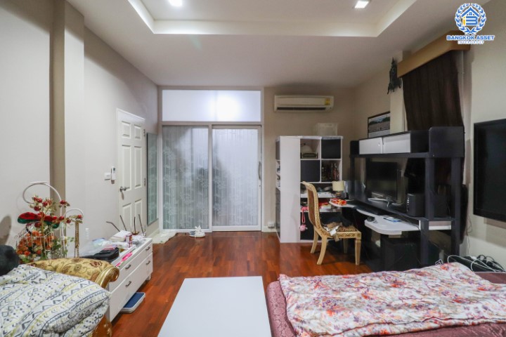 *****บ้านเดี่ยวทำเลใจกลางเมือง ม.เศรษฐสิริ งามวงศ์วาน-ประชาชื่น หลังมุม (ตรงข้าม ม.ธุรกิจบัณฑิตย์) บ้านหลังใหญ่ เนื้อที่ 77.8 ตร.ว. ฟังก์ชัน 5 ห้องนอน 4 ห้องน้ำ 2 ที่จอดรถ พื้นที่ใช้สอยเกือบ 250 ตร.ม. หน้าโครงการติดถนนประชาชื่น เชื่อมต่อถนนหลายสาย ใกล้เดอะมอลล์ฯ และจุดขึ้นทางด่วนงามวงศ์วาน